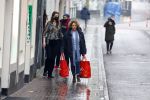 Amsterdam 19 januari 2022
Cabaretiers Bert Visscher en Jochem Myer tijdens de landelijke protestactie Kapsalon Theater in de Kleine Komedie. De cultuursector komt in actie tegen de coronamaatregelen. Tientallen theaters in heel Nederland  zijn omgebouwd tot een kapsalon. Brigitte Kaandorp