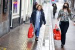 Amsterdam 19 januari 2022
Cabaretiers Bert Visscher en Jochem Myer tijdens de landelijke protestactie Kapsalon Theater in de Kleine Komedie. De cultuursector komt in actie tegen de coronamaatregelen. Tientallen theaters in heel Nederland  zijn omgebouwd tot een kapsalon. Brigitte Kaandorp