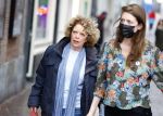 Amsterdam 19 januari 2022
Cabaretiers Bert Visscher en Jochem Myer tijdens de landelijke protestactie Kapsalon Theater in de Kleine Komedie. De cultuursector komt in actie tegen de coronamaatregelen. Tientallen theaters in heel Nederland  zijn omgebouwd tot een kapsalon. Brigitte Kaandorp