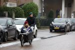Amsterdam 3 februari 2022
Christian Poulsen met zijn vrouw Julie-Marie BjÃ¸rnshÃ¸j in bakfiets in Amsterdam zuid.