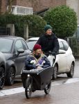 Amsterdam 3 februari 2022
Christian Poulsen met zijn vrouw Julie-Marie BjÃ¸rnshÃ¸j in bakfiets in Amsterdam zuid.