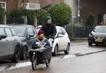 Amsterdam 3 februari 2022
Christian Poulsen met zijn vrouw Julie-Marie BjÃ¸rnshÃ¸j in bakfiets in Amsterdam zuid.
