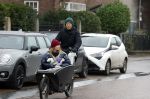 Amsterdam 3 februari 2022
Christian Poulsen met zijn vrouw Julie-Marie BjÃ¸rnshÃ¸j in bakfiets in Amsterdam zuid.