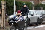 Amsterdam 3 februari 2022
Christian Poulsen met zijn vrouw Julie-Marie BjÃ¸rnshÃ¸j in bakfiets in Amsterdam zuid.
