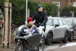 Amsterdam 3 februari 2022
Christian Poulsen met zijn vrouw Julie-Marie BjÃ¸rnshÃ¸j in bakfiets in Amsterdam zuid.