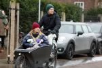 Amsterdam 3 februari 2022
Christian Poulsen met zijn vrouw Julie-Marie BjÃ¸rnshÃ¸j in bakfiets in Amsterdam zuid.