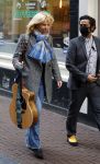 Amsterdam 19 januari 2022
Cabaretiers Bert Visscher en Jochem Myer tijdens de landelijke protestactie Kapsalon Theater in de Kleine Komedie. De cultuursector komt in actie tegen de coronamaatregelen. Tientallen theaters in heel Nederland  zijn omgebouwd tot een kapsalon. Claudia de Breij