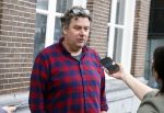 Amsterdam 19 januari 2022
Cabaretiers Bert Visscher en Jochem Myer tijdens de landelijke protestactie Kapsalon Theater in de Kleine Komedie. De cultuursector komt in actie tegen de coronamaatregelen. Tientallen theaters in heel Nederland  zijn omgebouwd tot een kapsalon. Diederik Ebbinge