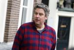 Amsterdam 19 januari 2022
Cabaretiers Bert Visscher en Jochem Myer tijdens de landelijke protestactie Kapsalon Theater in de Kleine Komedie. De cultuursector komt in actie tegen de coronamaatregelen. Tientallen theaters in heel Nederland  zijn omgebouwd tot een kapsalon. Diederik Ebbinge