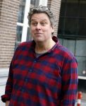 Amsterdam 19 januari 2022
Cabaretiers Bert Visscher en Jochem Myer tijdens de landelijke protestactie Kapsalon Theater in de Kleine Komedie. De cultuursector komt in actie tegen de coronamaatregelen. Tientallen theaters in heel Nederland  zijn omgebouwd tot een kapsalon. Diederik Ebbinge