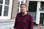 Amsterdam 19 januari 2022
Cabaretiers Bert Visscher en Jochem Myer tijdens de landelijke protestactie Kapsalon Theater in de Kleine Komedie. De cultuursector komt in actie tegen de coronamaatregelen. Tientallen theaters in heel Nederland  zijn omgebouwd tot een kapsalon. Diederik Ebbinge