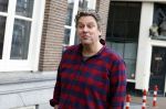 Amsterdam 19 januari 2022
Cabaretiers Bert Visscher en Jochem Myer tijdens de landelijke protestactie Kapsalon Theater in de Kleine Komedie. De cultuursector komt in actie tegen de coronamaatregelen. Tientallen theaters in heel Nederland  zijn omgebouwd tot een kapsalon. Diederik Ebbinge