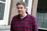 Amsterdam 19 januari 2022
Cabaretiers Bert Visscher en Jochem Myer tijdens de landelijke protestactie Kapsalon Theater in de Kleine Komedie. De cultuursector komt in actie tegen de coronamaatregelen. Tientallen theaters in heel Nederland  zijn omgebouwd tot een kapsalon. Diederik Ebbinge