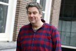 Amsterdam 19 januari 2022
Cabaretiers Bert Visscher en Jochem Myer tijdens de landelijke protestactie Kapsalon Theater in de Kleine Komedie. De cultuursector komt in actie tegen de coronamaatregelen. Tientallen theaters in heel Nederland  zijn omgebouwd tot een kapsalon. Diederik Ebbinge