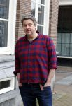 Amsterdam 19 januari 2022
Cabaretiers Bert Visscher en Jochem Myer tijdens de landelijke protestactie Kapsalon Theater in de Kleine Komedie. De cultuursector komt in actie tegen de coronamaatregelen. Tientallen theaters in heel Nederland  zijn omgebouwd tot een kapsalon. Diederik Ebbinge