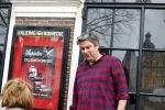 Amsterdam 19 januari 2022
Cabaretiers Bert Visscher en Jochem Myer tijdens de landelijke protestactie Kapsalon Theater in de Kleine Komedie. De cultuursector komt in actie tegen de coronamaatregelen. Tientallen theaters in heel Nederland  zijn omgebouwd tot een kapsalon. Diederik Ebbinge