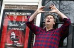 Amsterdam 19 januari 2022
Cabaretiers Bert Visscher en Jochem Myer tijdens de landelijke protestactie Kapsalon Theater in de Kleine Komedie. De cultuursector komt in actie tegen de coronamaatregelen. Tientallen theaters in heel Nederland  zijn omgebouwd tot een kapsalon. Diederik Ebbinge