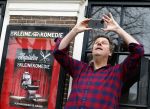 Amsterdam 19 januari 2022
Cabaretiers Bert Visscher en Jochem Myer tijdens de landelijke protestactie Kapsalon Theater in de Kleine Komedie. De cultuursector komt in actie tegen de coronamaatregelen. Tientallen theaters in heel Nederland  zijn omgebouwd tot een kapsalon. Diederik Ebbinge