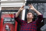 Amsterdam 19 januari 2022
Cabaretiers Bert Visscher en Jochem Myer tijdens de landelijke protestactie Kapsalon Theater in de Kleine Komedie. De cultuursector komt in actie tegen de coronamaatregelen. Tientallen theaters in heel Nederland  zijn omgebouwd tot een kapsalon. Diederik Ebbinge
