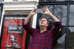 Amsterdam 19 januari 2022
Cabaretiers Bert Visscher en Jochem Myer tijdens de landelijke protestactie Kapsalon Theater in de Kleine Komedie. De cultuursector komt in actie tegen de coronamaatregelen. Tientallen theaters in heel Nederland  zijn omgebouwd tot een kapsalon. Diederik Ebbinge