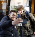 Amsterdam 2 februari 2022
Chahid Charrak ( Dutch performante) met zijn compagnon Eelco Kalsbeek op de pc hooftstraat