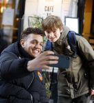 Amsterdam 2 februari 2022
Chahid Charrak ( Dutch performante) met zijn compagnon Eelco Kalsbeek op de pc hooftstraat