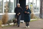 Amsterdam 30 januari 2022
Burgemeester Femke Halsema en haar man Robert Oey wandelend met hun hond in centrum van Amsterdam.