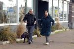 Amsterdam 30 januari 2022
Burgemeester Femke Halsema en haar man Robert Oey wandelend met hun hond in centrum van Amsterdam.