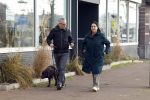 Amsterdam 30 januari 2022
Burgemeester Femke Halsema en haar man Robert Oey wandelend met hun hond in centrum van Amsterdam.