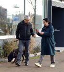 Amsterdam 30 januari 2022
Burgemeester Femke Halsema en haar man Robert Oey wandelend met hun hond in centrum van Amsterdam.