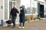 Amsterdam 30 januari 2022
Burgemeester Femke Halsema en haar man Robert Oey wandelend met hun hond in centrum van Amsterdam.