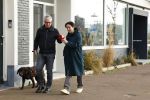 Amsterdam 30 januari 2022
Burgemeester Femke Halsema en haar man Robert Oey wandelend met hun hond in centrum van Amsterdam.