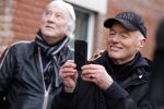 Den Haag 4 februari 2022
Rob en Ferdi Bolland worden geeerd met een plakaat op de muur van een huis met een tekst van 1 van hun liedjes daarop. Het hangt in de straat waar Rob Bolland woont.