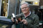 Laren 7 februari 2022
Fons de Poel en zijn kinderen  bij boekpresentatie van Willibrord Frequin in het bonte paard. Fons heeft het boek geschreven.