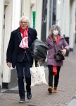 Amsterdam 19 januari 2022
Cabaretiers Bert Visscher en Jochem Myer tijdens de landelijke protestactie Kapsalon Theater in de Kleine Komedie. De cultuursector komt in actie tegen de coronamaatregelen. Tientallen theaters in heel Nederland  zijn omgebouwd tot een kapsalon. Freek de Jonge kwam met zijn vrouw