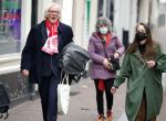Amsterdam 19 januari 2022
Cabaretiers Bert Visscher en Jochem Myer tijdens de landelijke protestactie Kapsalon Theater in de Kleine Komedie. De cultuursector komt in actie tegen de coronamaatregelen. Tientallen theaters in heel Nederland  zijn omgebouwd tot een kapsalon. Freek de Jonge kwam met zijn vrouw