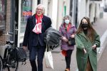 Amsterdam 19 januari 2022
Cabaretiers Bert Visscher en Jochem Myer tijdens de landelijke protestactie Kapsalon Theater in de Kleine Komedie. De cultuursector komt in actie tegen de coronamaatregelen. Tientallen theaters in heel Nederland  zijn omgebouwd tot een kapsalon. Freek de Jonge kwam met zijn vrouw
