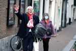 Amsterdam 19 januari 2022
Cabaretiers Bert Visscher en Jochem Myer tijdens de landelijke protestactie Kapsalon Theater in de Kleine Komedie. De cultuursector komt in actie tegen de coronamaatregelen. Tientallen theaters in heel Nederland  zijn omgebouwd tot een kapsalon. Freek de Jonge kwam met zijn vrouw