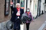 Amsterdam 19 januari 2022
Cabaretiers Bert Visscher en Jochem Myer tijdens de landelijke protestactie Kapsalon Theater in de Kleine Komedie. De cultuursector komt in actie tegen de coronamaatregelen. Tientallen theaters in heel Nederland  zijn omgebouwd tot een kapsalon. Freek de Jonge kwam met zijn vrouw