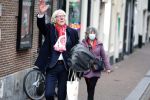 Amsterdam 19 januari 2022
Cabaretiers Bert Visscher en Jochem Myer tijdens de landelijke protestactie Kapsalon Theater in de Kleine Komedie. De cultuursector komt in actie tegen de coronamaatregelen. Tientallen theaters in heel Nederland  zijn omgebouwd tot een kapsalon. Freek de Jonge kwam met zijn vrouw