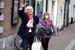 Amsterdam 19 januari 2022
Cabaretiers Bert Visscher en Jochem Myer tijdens de landelijke protestactie Kapsalon Theater in de Kleine Komedie. De cultuursector komt in actie tegen de coronamaatregelen. Tientallen theaters in heel Nederland  zijn omgebouwd tot een kapsalon. Freek de Jonge kwam met zijn vrouw