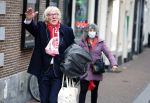 Amsterdam 19 januari 2022
Cabaretiers Bert Visscher en Jochem Myer tijdens de landelijke protestactie Kapsalon Theater in de Kleine Komedie. De cultuursector komt in actie tegen de coronamaatregelen. Tientallen theaters in heel Nederland  zijn omgebouwd tot een kapsalon. Freek de Jonge kwam met zijn vrouw
