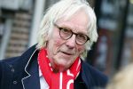 Amsterdam 19 januari 2022
Cabaretiers Bert Visscher en Jochem Myer tijdens de landelijke protestactie Kapsalon Theater in de Kleine Komedie. De cultuursector komt in actie tegen de coronamaatregelen. Tientallen theaters in heel Nederland  zijn omgebouwd tot een kapsalon. Freek de Jonge kwam met zijn vrouw