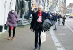 Amsterdam 19 januari 2022
Cabaretiers Bert Visscher en Jochem Myer tijdens de landelijke protestactie Kapsalon Theater in de Kleine Komedie. De cultuursector komt in actie tegen de coronamaatregelen. Tientallen theaters in heel Nederland  zijn omgebouwd tot een kapsalon. Freek de Jonge kwam met zijn vrouw