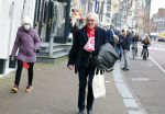 Amsterdam 19 januari 2022
Cabaretiers Bert Visscher en Jochem Myer tijdens de landelijke protestactie Kapsalon Theater in de Kleine Komedie. De cultuursector komt in actie tegen de coronamaatregelen. Tientallen theaters in heel Nederland  zijn omgebouwd tot een kapsalon. Freek de Jonge kwam met zijn vrouw