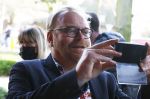 Laren 7 februari 2022
Boekpresentatie van Willibrord Frequin in het bonte paard. Rene v d Gijp reikte het eerste exemplaar uit . Fons de Poel is de schrijver. Frits Huffnagel