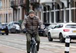 Amsterdam 17 januari 2022
Gijs Scholten v Aschat op de fiets in Amsterdam zuid