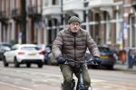 Amsterdam 17 januari 2022
Gijs Scholten v Aschat op de fiets in Amsterdam zuid