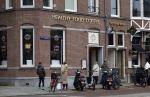 Amsterdam 15 januari 2022
Gordon heeft zijn restaurant Blushing en the burger Room geopend ondanks het verbod vanwege corona.