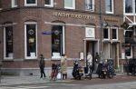 Amsterdam 15 januari 2022
Gordon heeft zijn restaurant Blushing en the burger Room geopend ondanks het verbod vanwege corona.